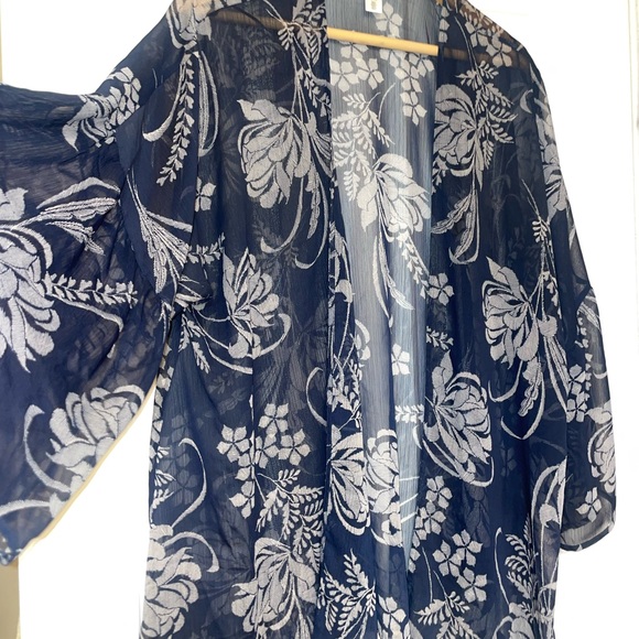 Beautiful coverup ! - Picture 3 of 3